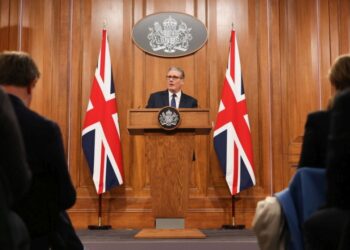 Ο Βρετανός πρωθυπουργός Κιρ Στάρμερ κατά τη διάρκεια συνέντευξης Τύπου στην Ντάουνινγκ Στριτ στο Λονδίνο, ενημέρωσε για την κατάσταση στη Μέση Ανατολή και τη θέση της Βρετανίας (φωτ.: EPA/BETTY LAURA ZAPATA / POOL)