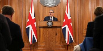 Ο Βρετανός πρωθυπουργός Κιρ Στάρμερ κατά τη διάρκεια συνέντευξης Τύπου στην Ντάουνινγκ Στριτ στο Λονδίνο, ενημέρωσε για την κατάσταση στη Μέση Ανατολή και τη θέση της Βρετανίας (φωτ.: EPA/BETTY LAURA ZAPATA / POOL)