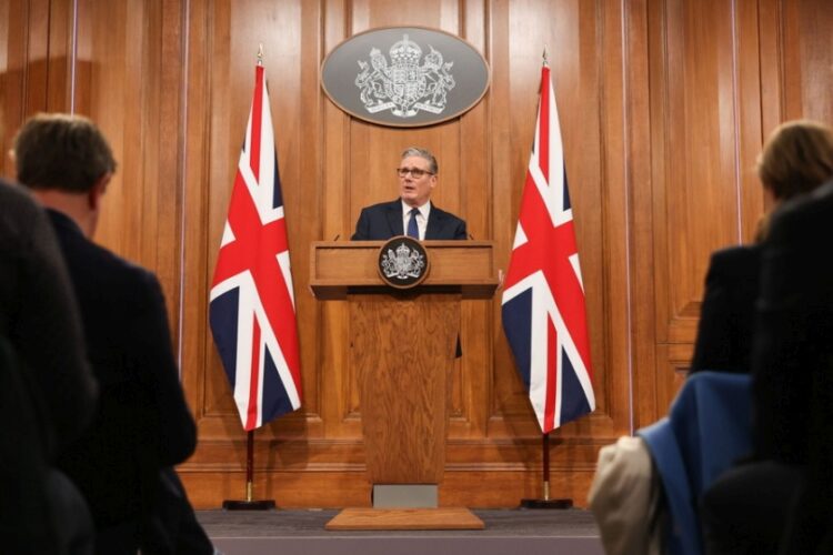 Ο Βρετανός πρωθυπουργός Κιρ Στάρμερ κατά τη διάρκεια συνέντευξης Τύπου στην Ντάουνινγκ Στριτ στο Λονδίνο, ενημέρωσε για την κατάσταση στη Μέση Ανατολή και τη θέση της Βρετανίας (φωτ.: EPA/BETTY LAURA ZAPATA / POOL)