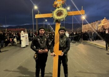 Στιγμιότυπο από την παρουσία του δραστήριου ποντιακού συλλόγου στην περιφορά του Επιταφίου στον Ασπρόπυργο (φωτ.: facebook.com/AkritesAspropirgou1979?locale=el_GR)