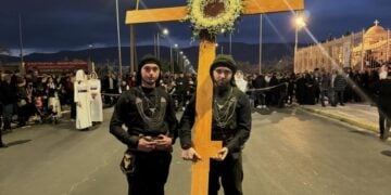 Στιγμιότυπο από την παρουσία του δραστήριου ποντιακού συλλόγου στην περιφορά του Επιταφίου στον Ασπρόπυργο (φωτ.: facebook.com/AkritesAspropirgou1979?locale=el_GR)