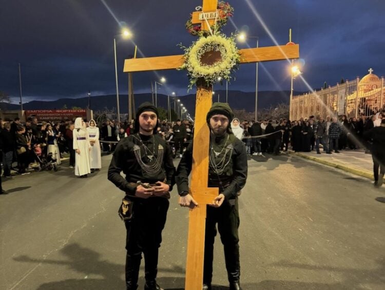 Στιγμιότυπο από την παρουσία του δραστήριου ποντιακού συλλόγου στην περιφορά του Επιταφίου στον Ασπρόπυργο (φωτ.: facebook.com/AkritesAspropirgou1979?locale=el_GR)