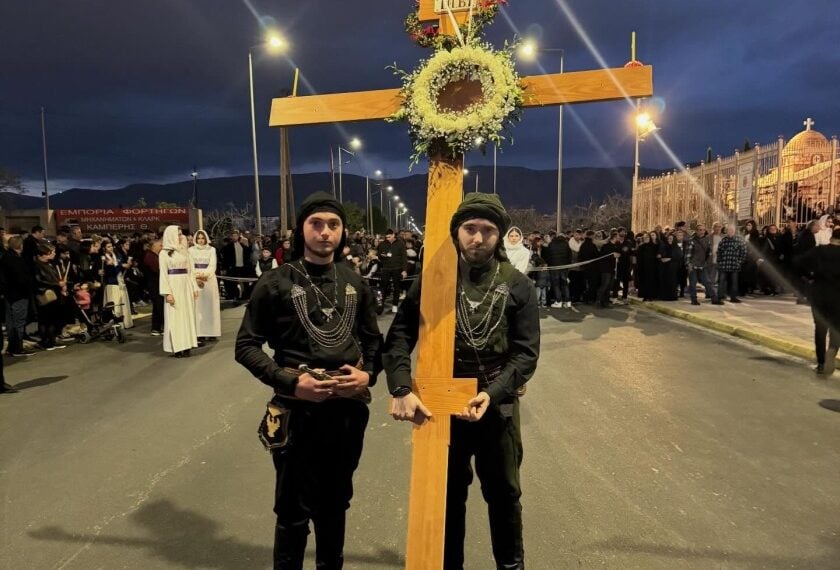 Στιγμιότυπο από την παρουσία του δραστήριου ποντιακού συλλόγου στην περιφορά του Επιταφίου στον Ασπρόπυργο (φωτ.: facebook.com/AkritesAspropirgou1979?locale=el_GR)