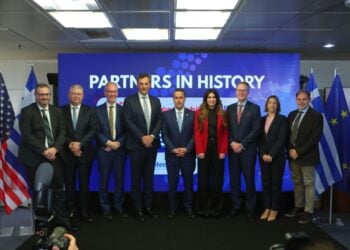 «Οικογενειακή φωτογραφία» από την τελετή υπογραφής της Σύμβασης Γεώτρησης για το Block 2 (βορειοδυτικό Ιόνιο), μεταξύ της κοινοπραξίας ExxonMobil - Energean - HELLENiQ Energy και της Stena Drilling στο υπουργείο Περιβάλλοντος και Ενέργειας (φωτ.: Σωτήρης Δημητρόπουλος/ EUROKINISSI)