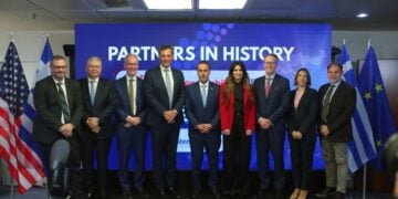 «Οικογενειακή φωτογραφία» από την τελετή υπογραφής της Σύμβασης Γεώτρησης για το Block 2 (βορειοδυτικό Ιόνιο), μεταξύ της κοινοπραξίας ExxonMobil - Energean - HELLENiQ Energy και της Stena Drilling στο υπουργείο Περιβάλλοντος και Ενέργειας (φωτ.: Σωτήρης Δημητρόπουλος/ EUROKINISSI)