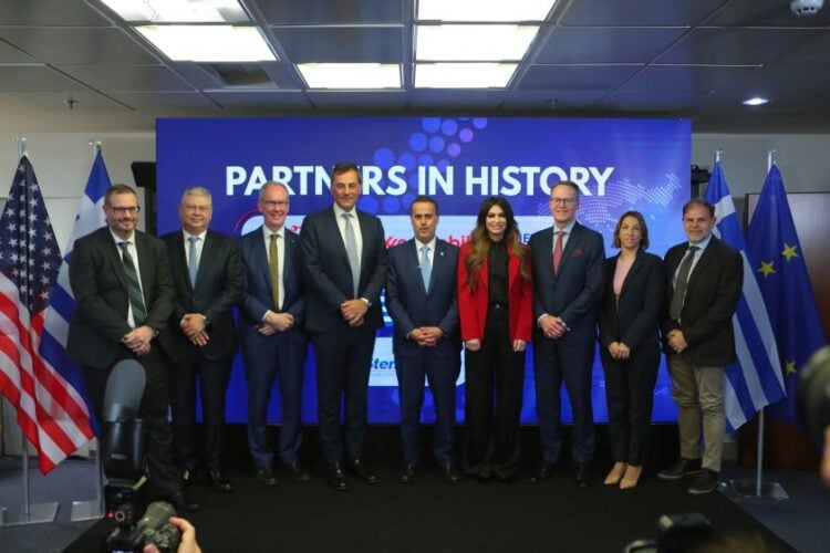 «Οικογενειακή φωτογραφία» από την τελετή υπογραφής της Σύμβασης Γεώτρησης για το Block 2 (βορειοδυτικό Ιόνιο), μεταξύ της κοινοπραξίας ExxonMobil - Energean - HELLENiQ Energy και της Stena Drilling στο υπουργείο Περιβάλλοντος και Ενέργειας (φωτ.: Σωτήρης Δημητρόπουλος/ EUROKINISSI)