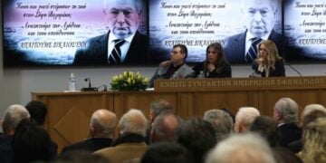 Εικόνα από την τιμητική εκδήλωση που έγινε τον περασμένο Ιανουάριο στην ΕΣΗΕΑ, στη μνήμη του πρώην υπουργου Σήφη Βαλυράκη, παρουσία της συζύγου του Μίνας Παπαθεοδώρου-Βαλυράκη και του γιου τους Αλέξανδρου (φωτ. αρχείου: ΑΠΕ-ΜΠΕ/ Γιώργος Βιτσαράς)