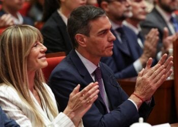 Ο Ισπανός πρωθυπουργός Πέδρο Σάντσεθ (δεξιά) και η σύζυγός του Μπεγκόνια Γκόμεθ βρίσκονται στην Κίνα στο πλαίσιο επίσημης επίσκεψης (φωτ.: EPA/ Andres Martinez Casares / POOL)