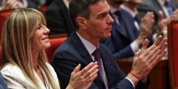 Ο Ισπανός πρωθυπουργός Πέδρο Σάντσεθ (δεξιά) και η σύζυγός του Μπεγκόνια Γκόμεθ βρίσκονται στην Κίνα στο πλαίσιο επίσημης επίσκεψης (φωτ.: EPA/ Andres Martinez Casares / POOL)