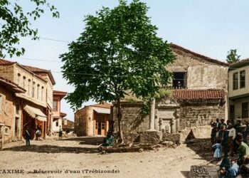 Επιχρωματισμένη καρτ ποστάλ εποχής από γειτονιά της Τραπεζούντας όπου υπάρχει δημόσια βρύση. Η καρτ ποστάλ εποχής είναι από το αρχείο του καθηγητή Κωνσταντίνου Φωτιάδη