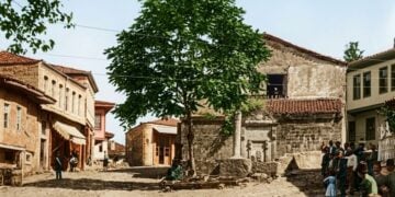 Επιχρωματισμένη καρτ ποστάλ εποχής από γειτονιά της Τραπεζούντας όπου υπάρχει δημόσια βρύση. Η καρτ ποστάλ εποχής είναι από το αρχείο του καθηγητή Κωνσταντίνου Φωτιάδη