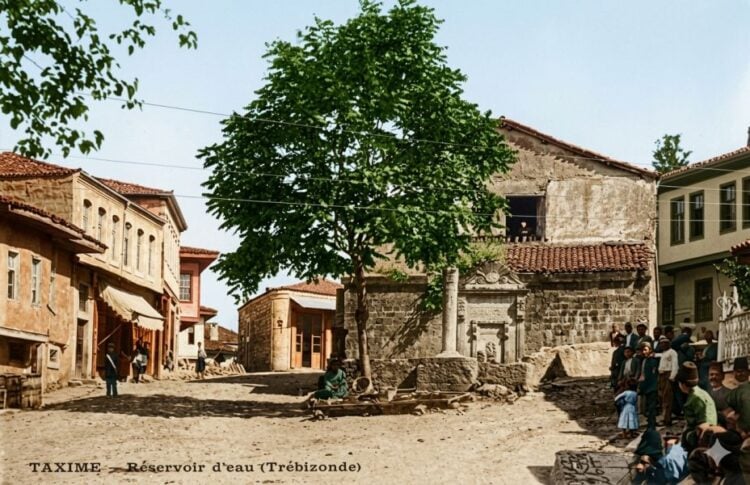 Επιχρωματισμένη καρτ ποστάλ εποχής από γειτονιά της Τραπεζούντας όπου υπάρχει δημόσια βρύση. Η καρτ ποστάλ εποχής είναι από το αρχείο του καθηγητή Κωνσταντίνου Φωτιάδη