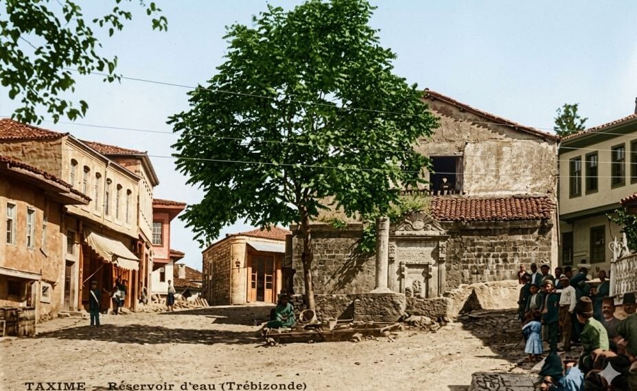Επιχρωματισμένη καρτ ποστάλ εποχής από γειτονιά της Τραπεζούντας όπου υπάρχει δημόσια βρύση. Η καρτ ποστάλ εποχής είναι από το αρχείο του καθηγητή Κωνσταντίνου Φωτιάδη