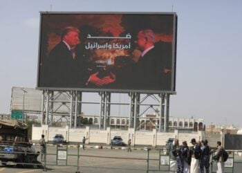 Ντόναλντ Τραμπ και Μπενιαμίν Νετανιάχου σε ψηφιακή διαφημιστική πινακίδα, στη Σανάα της Υεμένης (φωτ.: EPA/YAHYA ARHAB)