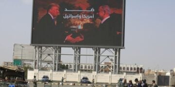 Ντόναλντ Τραμπ και Μπενιαμίν Νετανιάχου σε ψηφιακή διαφημιστική πινακίδα, στη Σανάα της Υεμένης (φωτ.: EPA/YAHYA ARHAB)