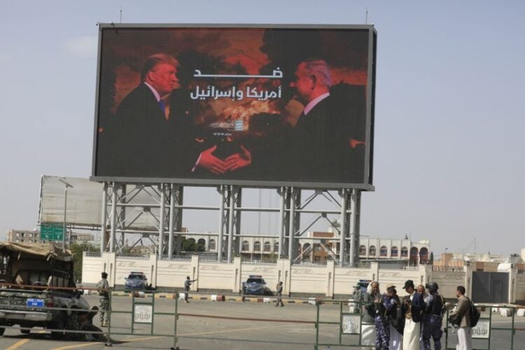 Ντόναλντ Τραμπ και Μπενιαμίν Νετανιάχου σε ψηφιακή διαφημιστική πινακίδα, στη Σανάα της Υεμένης (φωτ.: EPA/YAHYA ARHAB)