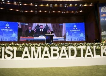 Ο αντιπρόεδρος των ΗΠΑ Τζέι Ντι Βανς, μιλά σε δημοσιογράφους κατά τη διάρκεια τηλεοπτικού διαγγέλματος πριν αναχωρήσει από το Ισλαμαμπάντ του Πακιστάν (φωτ.: EPA/ Sohail Shahzad)