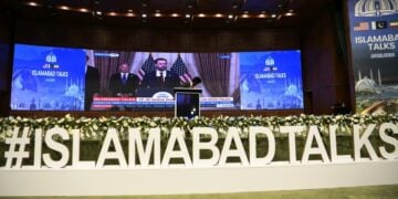 Ο αντιπρόεδρος των ΗΠΑ Τζέι Ντι Βανς, μιλά σε δημοσιογράφους κατά τη διάρκεια τηλεοπτικού διαγγέλματος πριν αναχωρήσει από το Ισλαμαμπάντ του Πακιστάν (φωτ.: EPA/ Sohail Shahzad)