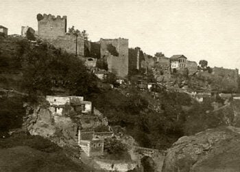 Κτισμένος στη ρίζα του λόφου της Ακροπόλεως, ακριβώς κάτω από τα επιβλητικά βυζαντινά τείχη, ήταν ο Άγιος Γεωργιος Κουρτζιάς στην Τραπεζούντα (πηγή: www.eskiturkiye.net/tag/trabzon)