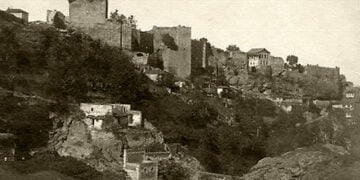 Κτισμένος στη ρίζα του λόφου της Ακροπόλεως, ακριβώς κάτω από τα επιβλητικά βυζαντινά τείχη, ήταν ο Άγιος Γεωργιος Κουρτζιάς στην Τραπεζούντα (πηγή: www.eskiturkiye.net/tag/trabzon)