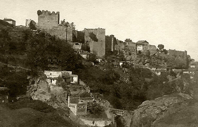 Κτισμένος στη ρίζα του λόφου της Ακροπόλεως, ακριβώς κάτω από τα επιβλητικά βυζαντινά τείχη, ήταν ο Άγιος Γεωργιος Κουρτζιάς στην Τραπεζούντα (πηγή: www.eskiturkiye.net/tag/trabzon)