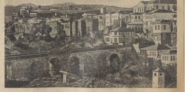 «Ρωσοτουρκικό Μέτωπο του Καυκάσου. Άποψη της Τραπεζούντας που απελευθερώθηκε από τους Τούρκους» αναγράφεται στη λεζάντα της εικόνας που δημοσιεύτηκε στο εβδομαδιαίο περιοδικό της προεπαναστατικής Ρωσίας «Niva» (τευχ. 25), το 1916, στην Αγία Πετρούπολη (πηγή: public domain/ commons.wikimedia.org)