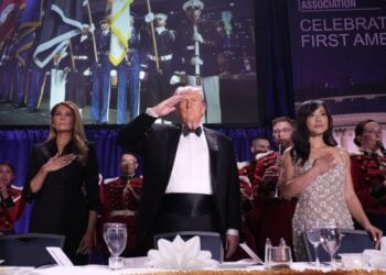 Η Πρώτη Κυρία των ΗΠΑ Μελάνια Τραμπ, ο πρόεδρος Ντόναλντ Τραμπ και η επικεφαλής ανταποκρίτρια του CBS News στον Λευκό Οίκο Γουέιτζια Τζανγκ, στο δείπνο της Ένωσης Ανταποκριτών του Λευκού Οίκου (φωτ.:  EPA/Yuri Gripas / POOL)