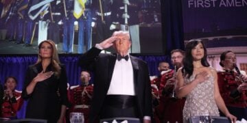 Η Πρώτη Κυρία των ΗΠΑ Μελάνια Τραμπ, ο πρόεδρος Ντόναλντ Τραμπ και η επικεφαλής ανταποκρίτρια του CBS News στον Λευκό Οίκο Γουέιτζια Τζανγκ, στο δείπνο της Ένωσης Ανταποκριτών του Λευκού Οίκου (φωτ.:  EPA/Yuri Gripas / POOL)