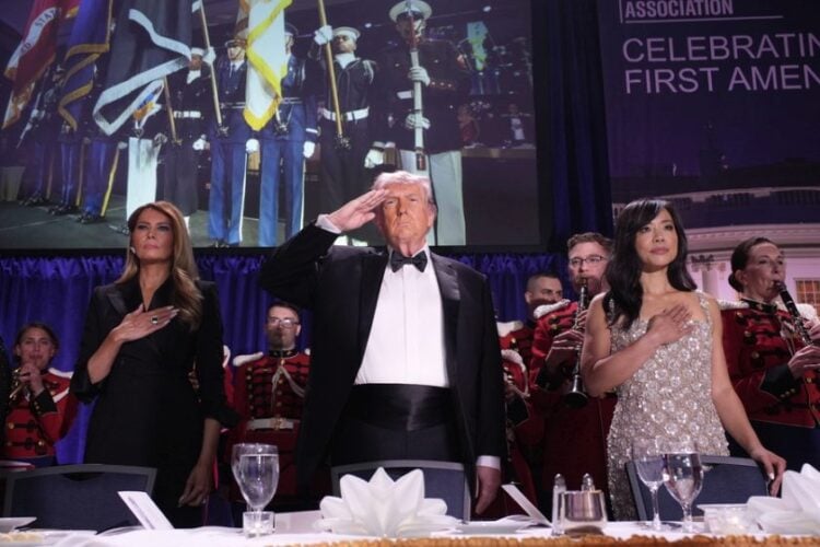 Η Πρώτη Κυρία των ΗΠΑ Μελάνια Τραμπ, ο πρόεδρος Ντόναλντ Τραμπ και η επικεφαλής ανταποκρίτρια του CBS News στον Λευκό Οίκο Γουέιτζια Τζανγκ, στο δείπνο της Ένωσης Ανταποκριτών του Λευκού Οίκου (φωτ.:  EPA/Yuri Gripas / POOL)