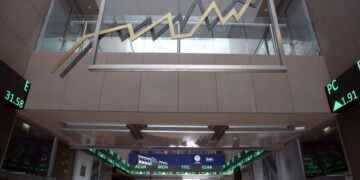 Φωτεινοί πίνακες και οθόνες με τις μετοχές στην είσοδο του κτηρίου του Χρηματιστηρίου Αθηνών που πλέον θα μετονομαστεί (φωτ. αρχείου: ΑΠΕ-ΜΠΕ/Αλέξανδρος Μπελτές)