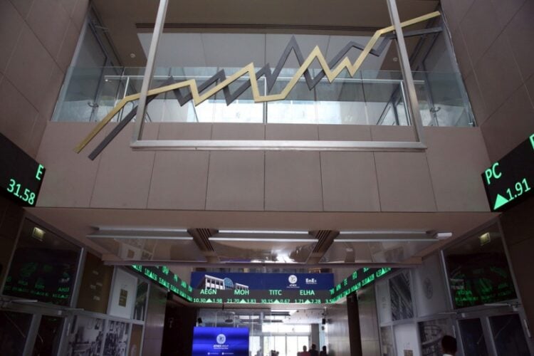 Φωτεινοί πίνακες και οθόνες με τις μετοχές στην είσοδο του κτηρίου του Χρηματιστηρίου Αθηνών που πλέον θα μετονομαστεί (φωτ. αρχείου: ΑΠΕ-ΜΠΕ/Αλέξανδρος Μπελτές)