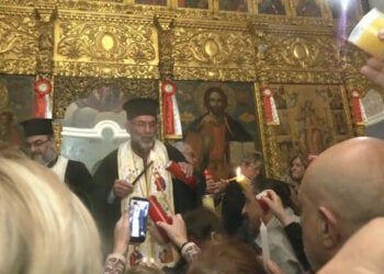 Το Άγιο Φως στον καθεδρικό ναό Αγίου Γεωργίου στη Βηρυτό, 11 Απριλίου 2026 (πηγή: ΕΡΤ)