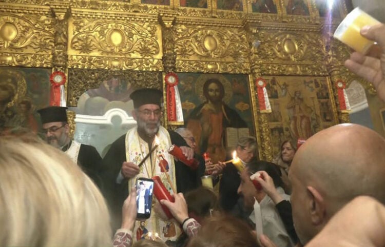 Το Άγιο Φως στον καθεδρικό ναό Αγίου Γεωργίου στη Βηρυτό, 11 Απριλίου 2026 (πηγή: ΕΡΤ)