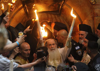 Τελετή αφής του Αγίου Φωτός από τον Πατριάρχη Ιεροσολύμων Θεόφιλο στον Πανάγιο Τάφο. 4 Μαΐου 2024 (φωτ.: EUROKINISSI / Χρήστος Μπόνης)