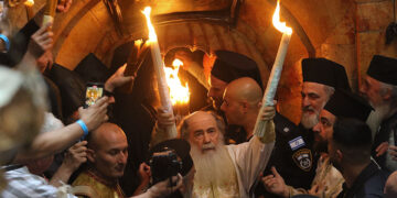 Τελετή αφής του Αγίου Φωτός από τον Πατριάρχη Ιεροσολύμων Θεόφιλο στον Πανάγιο Τάφο. 4 Μαΐου 2024 (φωτ.: EUROKINISSI / Χρήστος Μπόνης)