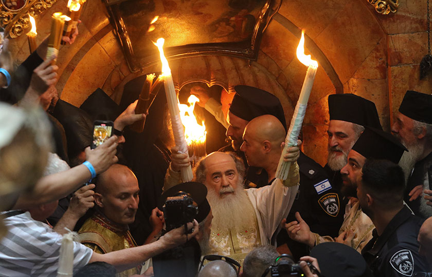 Τελετή αφής του Αγίου Φωτός από τον Πατριάρχη Ιεροσολύμων Θεόφιλο στον Πανάγιο Τάφο. 4 Μαΐου 2024 (φωτ.: EUROKINISSI / Χρήστος Μπόνης)