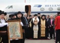 Ζιπκαλήδες με την εικόνα της Αναστάσεως στην υποδοχή του
Αγίου Φωτός στο αεροδρόμιο «Ελευθέριος Βενιζέλος». Μεγάλο Σάββατο 11 Απριλίου 2026 (φωτ.: EUROKINISSI / Μιχάλης Καραγιάννης)