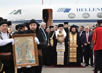 Ζιπκαλήδες με την εικόνα της Αναστάσεως στην υποδοχή του 
Αγίου Φωτός στο αεροδρόμιο «Ελευθέριος Βενιζέλος». Μεγάλο Σάββατο 11 Απριλίου 2026 (φωτ.: EUROKINISSI / Μιχάλης Καραγιάννης)