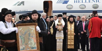 Ζιπκαλήδες με την εικόνα της Αναστάσεως στην υποδοχή του
Αγίου Φωτός στο αεροδρόμιο «Ελευθέριος Βενιζέλος». Μεγάλο Σάββατο 11 Απριλίου 2026 (φωτ.: EUROKINISSI / Μιχάλης Καραγιάννης)