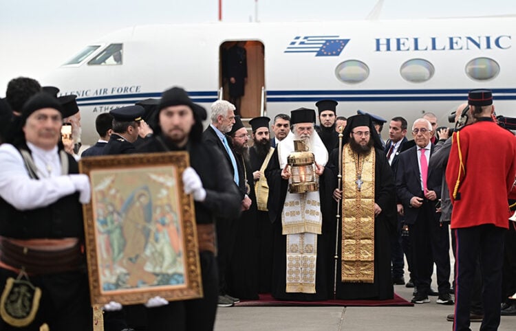 Ζιπκαλήδες με την εικόνα της Αναστάσεως στην υποδοχή του 
Αγίου Φωτός στο αεροδρόμιο «Ελευθέριος Βενιζέλος». Μεγάλο Σάββατο 11 Απριλίου 2026 (φωτ.: EUROKINISSI / Μιχάλης Καραγιάννης)