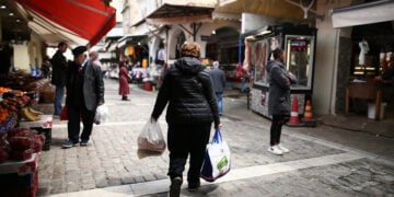 Καταναλωτές κάνουν τα ψώνια τους στην αγορά της Θεσσαλονίκης (φωτ.: ΑΠΕ-ΜΠΕ / Αχιλλέας Χήρας)