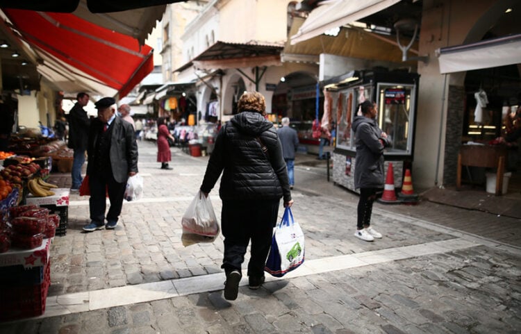 Καταναλωτές κάνουν τα ψώνια τους στην αγορά της Θεσσαλονίκης (φωτ.: ΑΠΕ-ΜΠΕ / Αχιλλέας Χήρας)