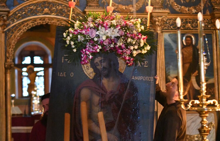 Σε κλίμα κατάνυξης τελέστηκε η ακολουθία του Νυμφίου στον ενοριακό ναό του Αγίου Νικολάου στο Ναύπλιο την Κυριακή 5 Απριλίου 2026 (φωτ.: ΑΠΕ-ΜΠΕ / Ευάγγελος Μπουγιώτης)