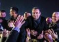 Ο υπηρεσιακός Πρωθυπουργός του Κοσόβου και ηγέτης του κόμματος Vetevendosje (LVV), Άλμπιν Κούρτι (κέντρο), χαιρετά υποστηρικτές του στην Πρίστινα, στο Κόσοβο, στις 28 Δεκεμβρίου 2025 (φωτ.: αρχείου: EPA/GEORGI LICOVSKI)