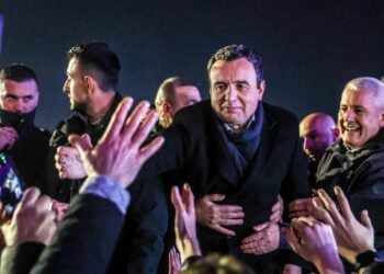 Ο υπηρεσιακός Πρωθυπουργός του Κοσόβου και ηγέτης του κόμματος Vetevendosje (LVV), Άλμπιν Κούρτι (κέντρο), χαιρετά υποστηρικτές του στην Πρίστινα, στο Κόσοβο, στις 28 Δεκεμβρίου 2025 (φωτ.: αρχείου: EPA/GEORGI LICOVSKI)
