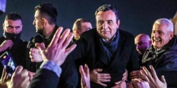 Ο υπηρεσιακός Πρωθυπουργός του Κοσόβου και ηγέτης του κόμματος Vetevendosje (LVV), Άλμπιν Κούρτι (κέντρο), χαιρετά υποστηρικτές του στην Πρίστινα, στο Κόσοβο, στις 28 Δεκεμβρίου 2025 (φωτ.: αρχείου: EPA/GEORGI LICOVSKI)