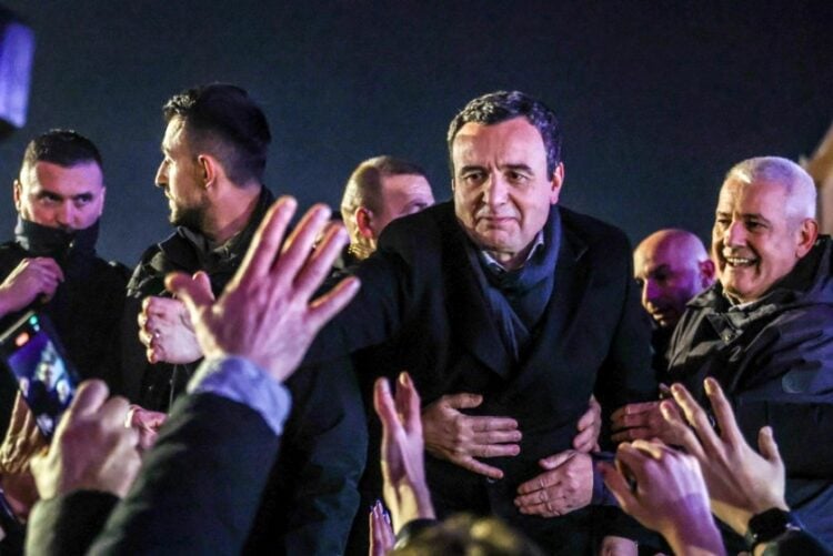 Ο υπηρεσιακός Πρωθυπουργός του Κοσόβου και ηγέτης του κόμματος Vetevendosje (LVV), Άλμπιν Κούρτι (κέντρο), χαιρετά υποστηρικτές του στην Πρίστινα, στο Κόσοβο, στις 28 Δεκεμβρίου 2025 (φωτ.: αρχείου: EPA/GEORGI LICOVSKI)
