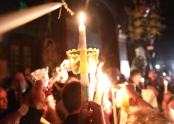 Άφιξη του Αγίου Φωτός στην Εξαρχία του Παναγίου Τάφου στο ναό των Αγίων Αναργύρων στην Πλάκα (φωτ.:  EUROKINISSI / Δανάη Δαυλοπούλου)