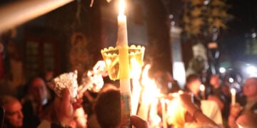 Άφιξη του Αγίου Φωτός στην Εξαρχία του Παναγίου Τάφου στο ναό των Αγίων Αναργύρων στην Πλάκα (φωτ.:  EUROKINISSI / Δανάη Δαυλοπούλου)