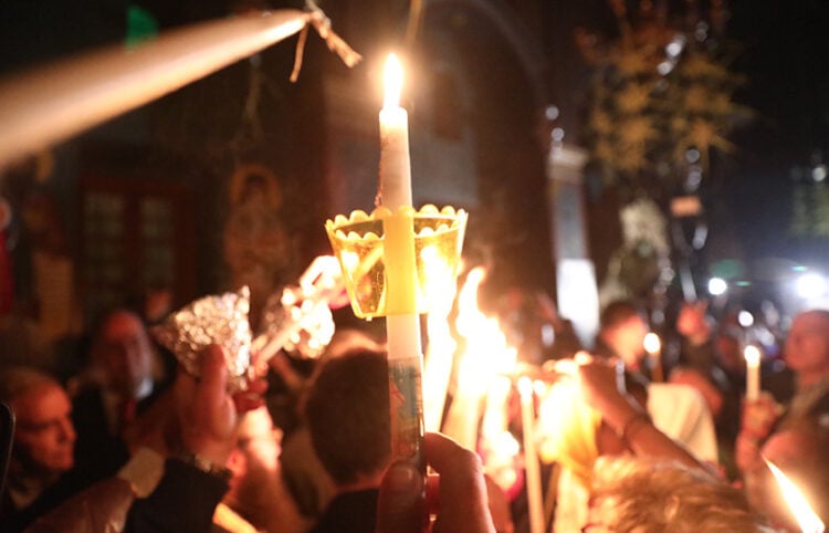 Άφιξη του Αγίου Φωτός στην Εξαρχία του Παναγίου Τάφου στο ναό των Αγίων Αναργύρων στην Πλάκα (φωτ.:  EUROKINISSI / Δανάη Δαυλοπούλου)